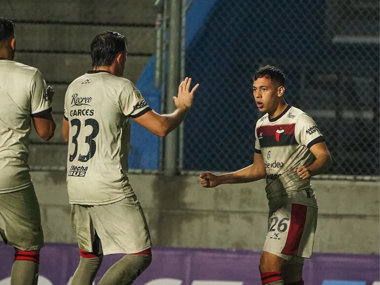 El paraguayo Carlos Arrúa (d), futbolista de Colón de Santa Fe, celebra el tanto que convirtió contra Colegiales por la Copa Argentina 2023 en el estadio Único de San Nicolás de los Arroyos.