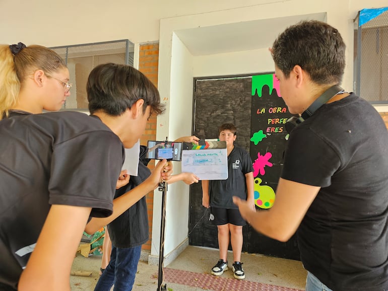 Participantes del proyecto vigente Club Media, una iniciativa orientada a desarrollar habilidades en la creación de contenidos y edición de video, con enfoque en la promoción de derechos de la niñez y la adolescencia, para las redes sociales.