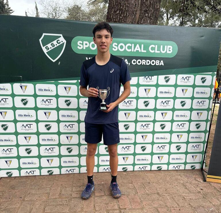 Thiago Drozdowski con su trofeo de subcampeón.