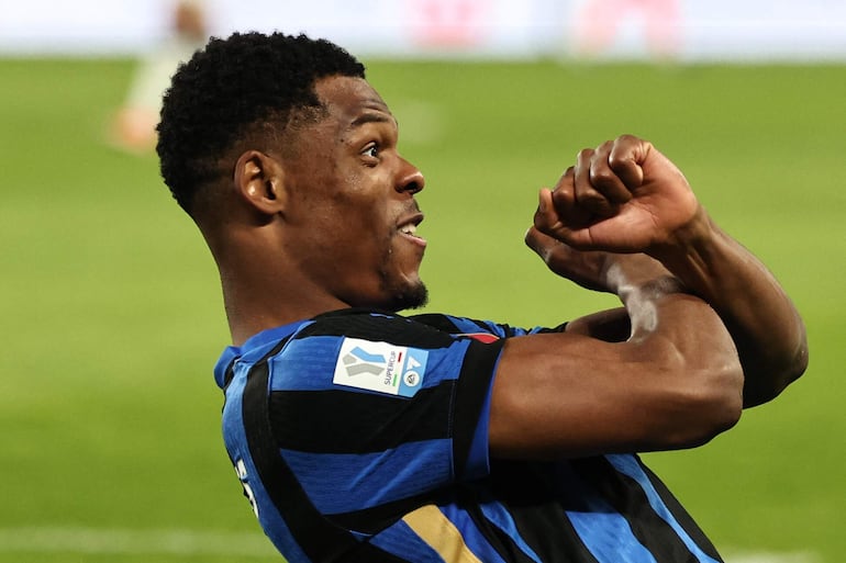 Inter Milan's Dutch defender #02 Denzel Dumfries celebrates scoring his team's second goal during the Italian Super Cup semi-final football match between Inter Milan and Atalanta at the Al-Awwal Park in Riyadh on January 2, 2025. (Photo by FADEL SENNA / AFP)