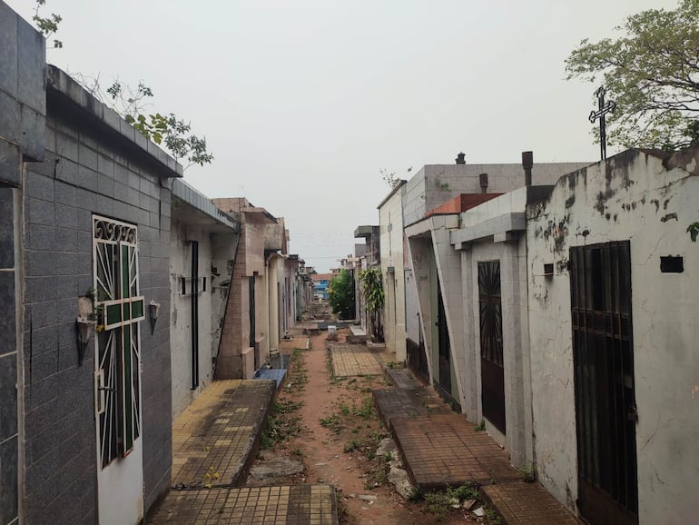 Así está el Cementerio del Sur, con muchos panteones abandonados por los ciudadanos.