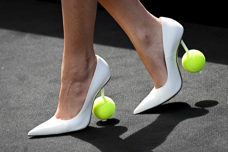 Los llamativos calzados que lució Zendaya durante la presentación de 'Challengers', filme dirigido por Luca Guadagnino. (Tiziana FABI/AFP)