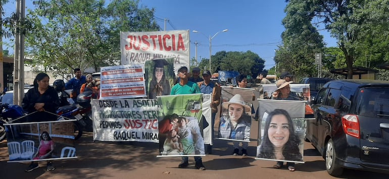 Los allegados a Raquel Miranda, en una de las manifestaciones anteriores en que piden el inicio del juicio oral.