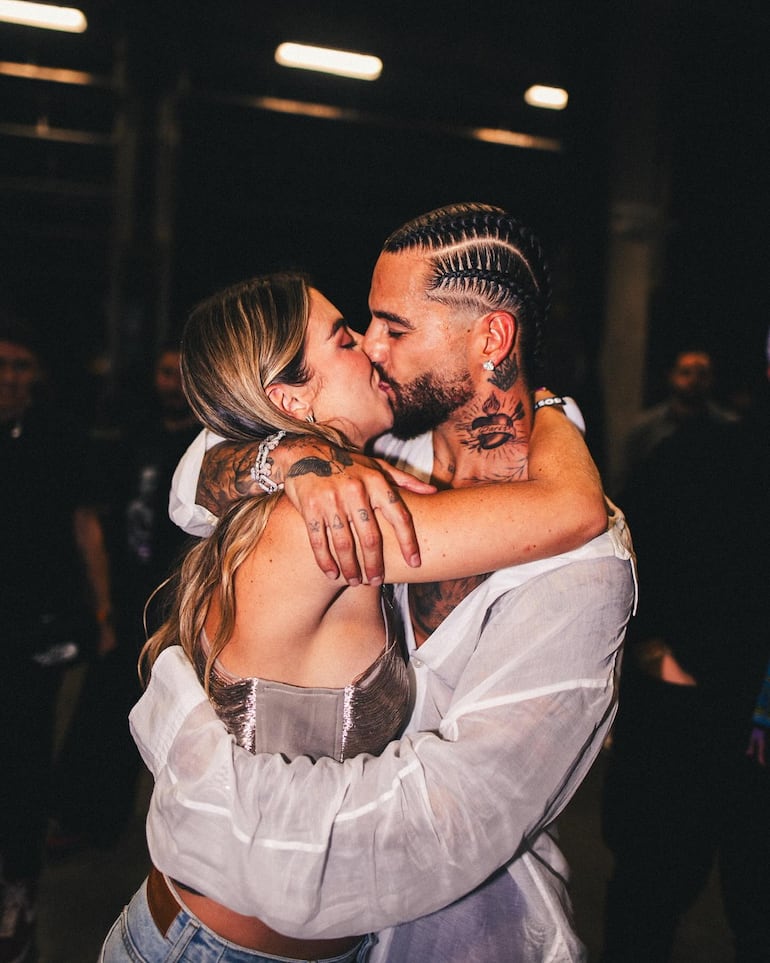 Maluma dando un beso a su novia Susana Gómez, con quien espera feliz a su primera hija Paris. (Instagram/Maluma)