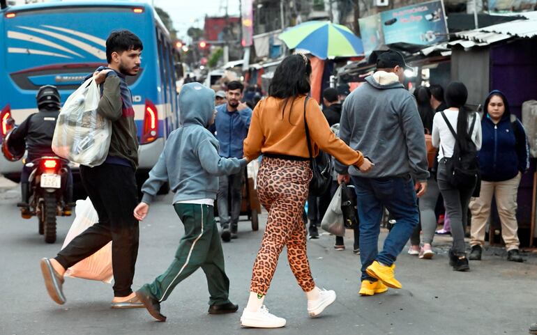 Los habitantes de Asunción salen con abrigos  a la calle ante el descenso de la temperatura.