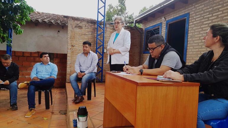 La concejala municipal Margarita Miró explica el alcance del pedido de intervención de la Municipalidad de Carapeguá.