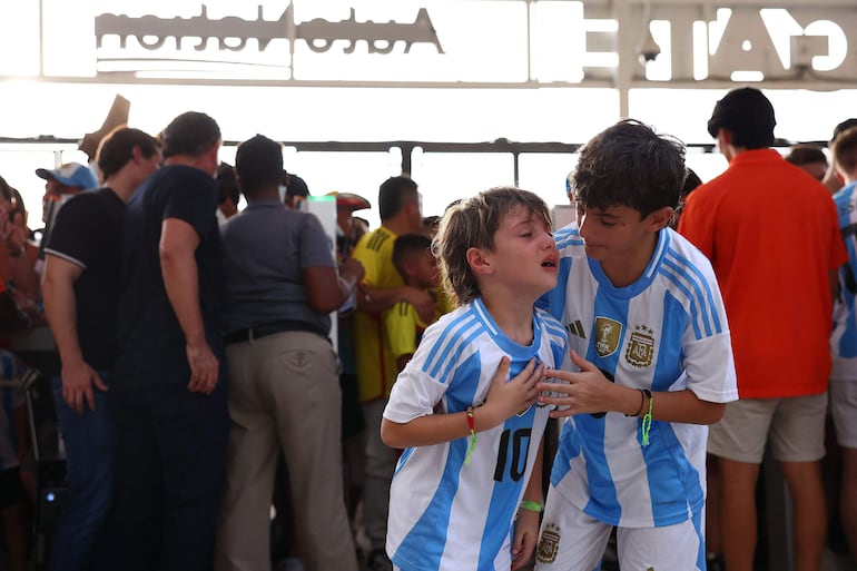 El ingreso al Hard Rock Stadium para la final de la Copa América 2024 fue desbordado por hinchas colombianos y argentinos, obligando al retraso del inicio del partido entre Argentina y Colombia. 