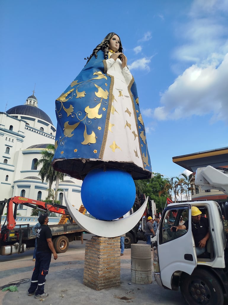 La Virgen de Caacupé tuvo la admiración de todos los visitantes.