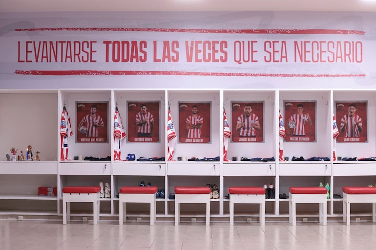 El vestuario de la selección paraguaya en el estadio Defensores del Chaco en la previa al partido frente a Colombia por las Eliminatorias Sudamericanas 2026.