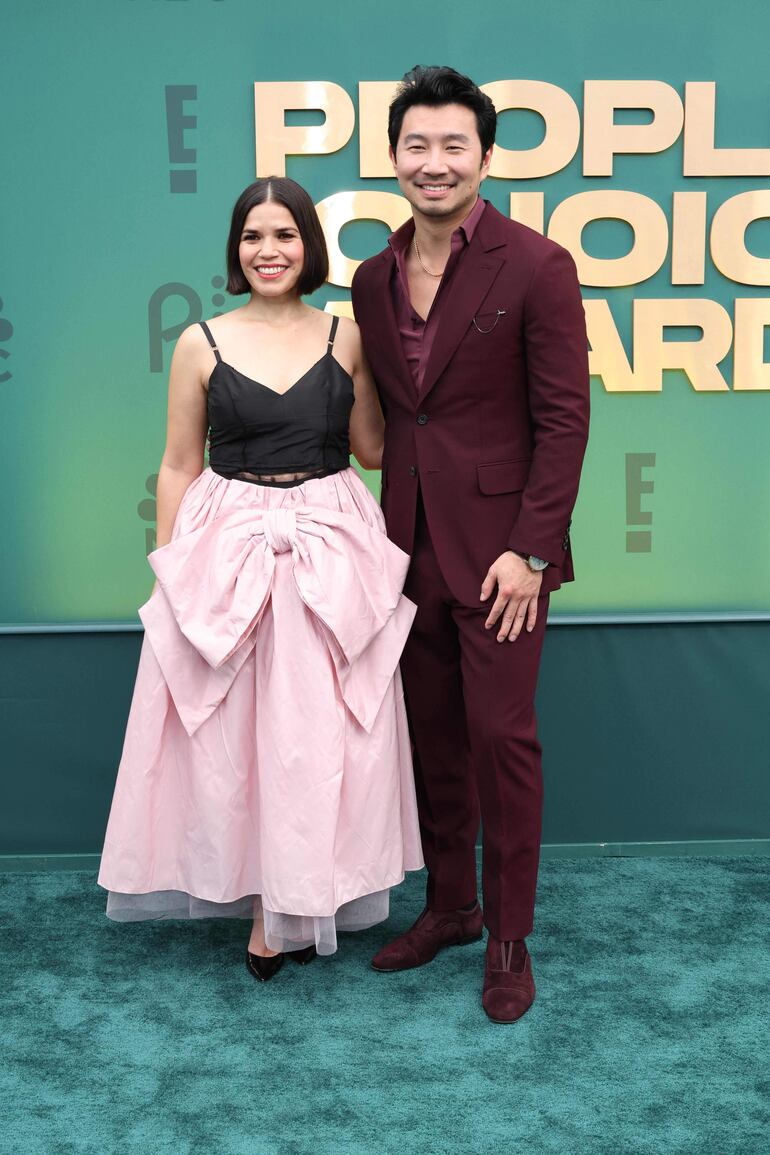 América Ferrera y Simu Liu pasando por la alfombra verde de los People's Choice Awards. (Monica Schipper / GETTY IMAGES NORTH AMERICA / Getty Images via AFP)