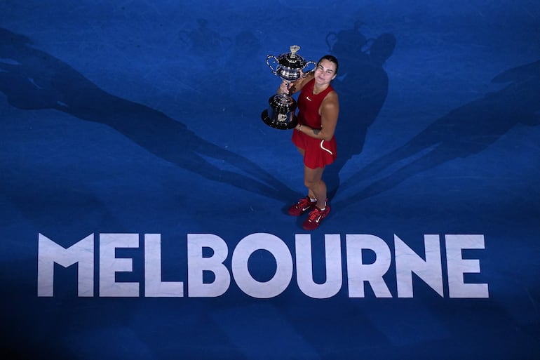 La bielorrusa Aryna Sabalenka celebra la conquista del Abierto de Australia 2024 en el Rod Laver Arena del Melbourne Park, en Melbourne, Australia. 
