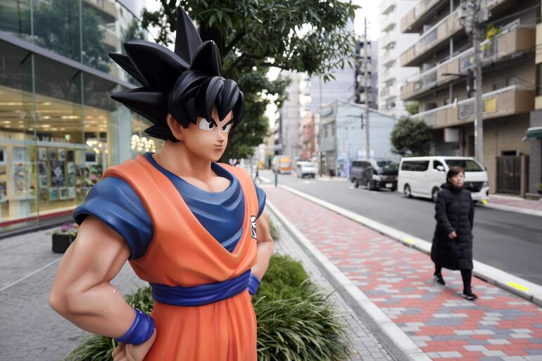 Una estatua de Gokú, protagonista de Dragon Ball, en Tokio, Japón.
