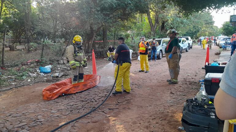 Bomberos en proceso de limpieza tras manipular los tambores de agroquímicos.