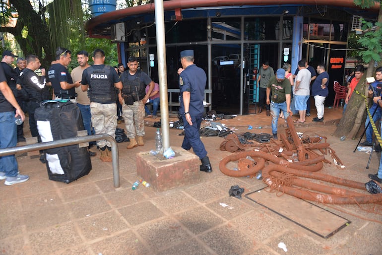 A la derecha los elementos extraídos del túnel y a la izquierda los policías paraguayos con sus pares de la Policía Federal de Brasil.