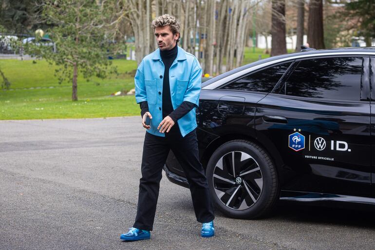 Clairefontaine (France), 18/03/2024.- French soccer player Antoine Griezmann arrives at the national team's training complex ahead a training session in Clairefontaine-en-Yvelines, south of Paris, France, 18 March 2024. France will face Germany for a friendly match on 23 March 2024. (Futbol, Amistoso, Francia, Alemania) EFE/EPA/CHRISTOPHE PETIT TESSON
