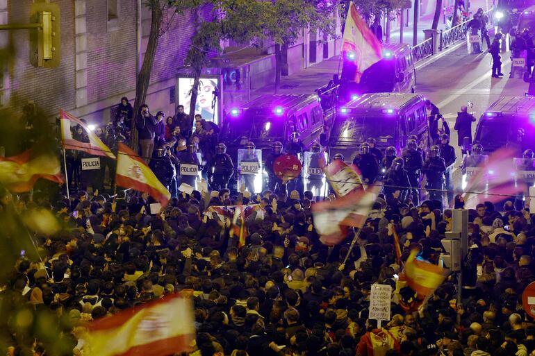 Protesta de los movimientos y partidos de derecha contra los acuerdos alcanzados por los socialistas españoles para garantizar la continuidad de Pedro Sánchez como jefe de Gobierno.  (AFP)