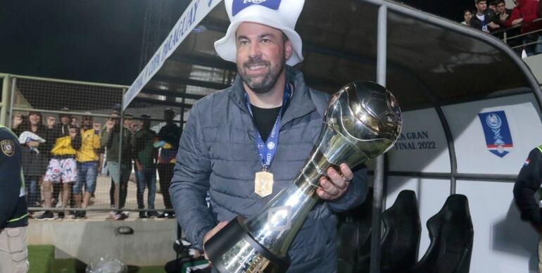 Juan Pablo Pumpido, próximo entrenador de Guaraní, posa con la Copa Paraguay que ganó con Ameliano en la edición 2022.