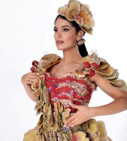 ¡Bella! Miss Eco Paraguay, Fabiola Martínez, con su traje ecológico, en una imagen captada por Graciela Núñez.