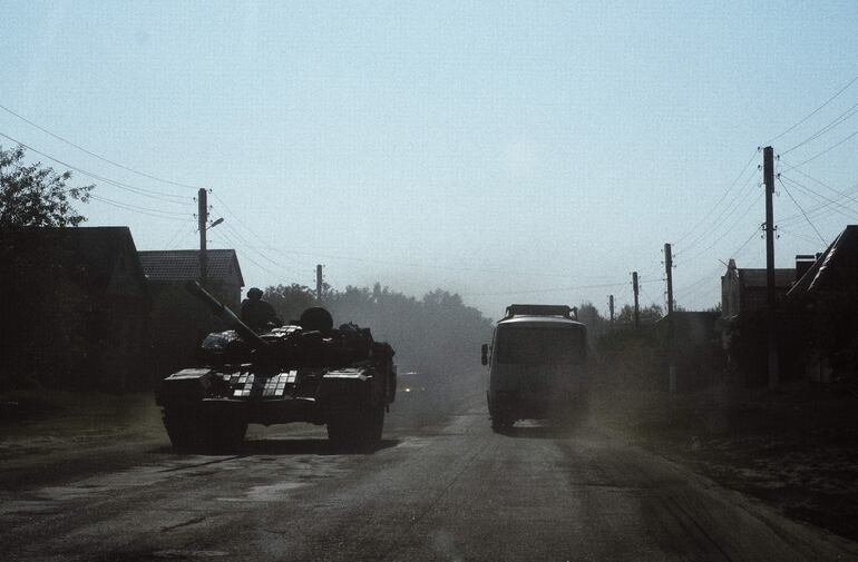 Un tanque ucraniano en la villa Yunakivka, a 9 kilómetros de la frontera con Rusia.