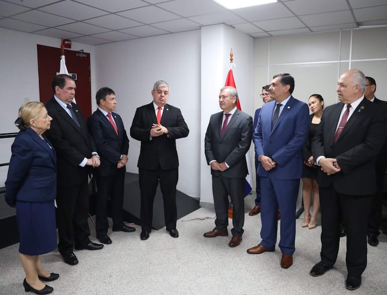 Enrique Riera, en la inauguración del Data Center en el Consejo de la Magistratura. También aparecen en la foto Alicia Pucheta, Edgar López, Oscar Paciello, Eugenio Jiménez, Edgar Olmedo y Gustavo Miranda. 