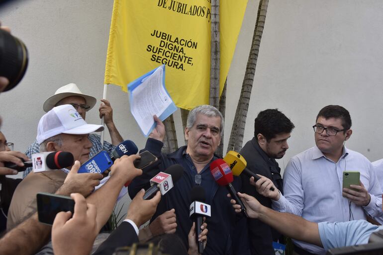 Manifestación de Asegurado de ips frente a la residencia de Santiago Peña.