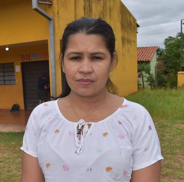 La profesora del 3º y 5º grado, Zulma Bernal, pide al MEC que le asigne por lo menos un rubro para este año.