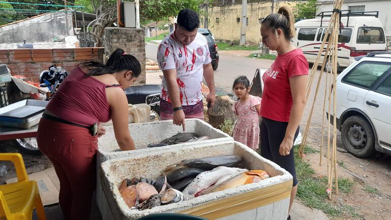 Vendedores de pescado esperan repuntar venta para sobrellevar el periodo de veda. En San Antonio cuentan con stock suficiente.