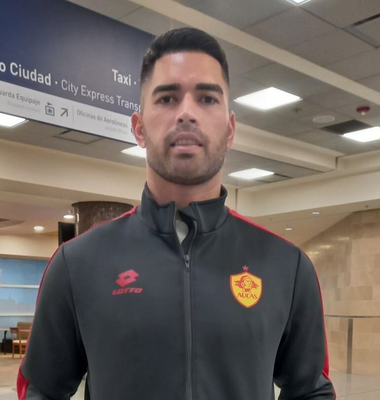 Brian Montenegro, con una indumentaria del Aucas.