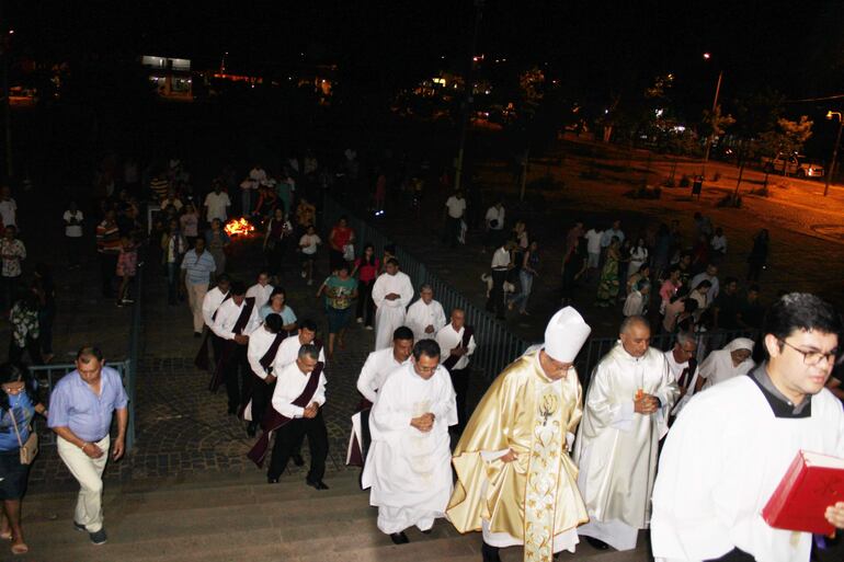 Comienza la procesión de los celebrante en el inicio de la ceremonia.