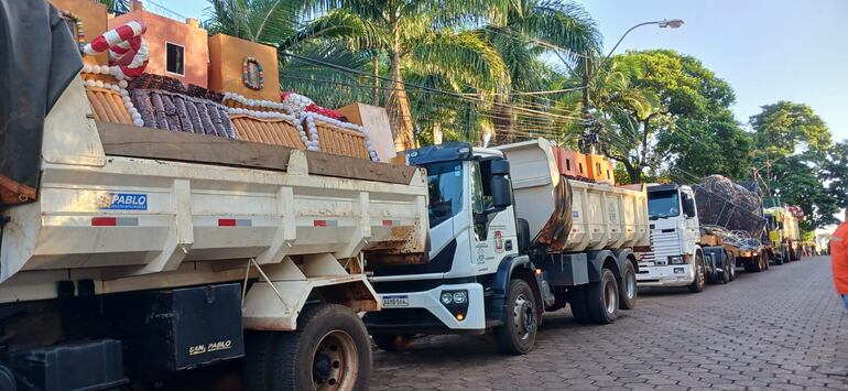 Un total de 17 camiones cargados con adornos navideños fueron presentados en carácter de pruebas de la ejecución del proyecto navideño. 