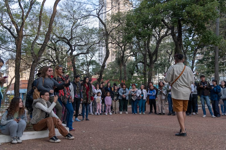 Personas de todas las edades y géneros son parte de una comunidad que se ve beneficiada por las actividades de espacios independientes.