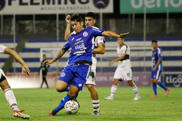 El experimentado volante del "12" José Montiel domina el balón ante la presencia de Valentín Talavera. (Foto: APF)