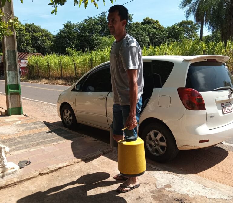 El Señor Emilio Almirón, de Itauguá lleva agua a los moradores de Pedrozo.