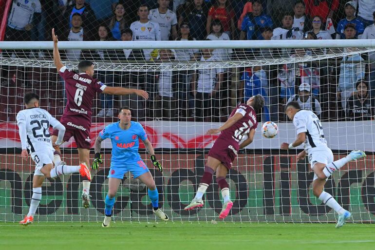 Liga de Quito's Paraguayan forward Alex Arce (R) scores past Lanus' goalkeeper Nahuel Losada  during the Copa Sudamericana round of 16 first leg football match between Ecuador's Liga de Quito and Argentina's Lanus, at the Rodrigo Paz Delgado stadium in Quito, on August 14, 2024. (Photo by Rodrigo BUENDIA / AFP)