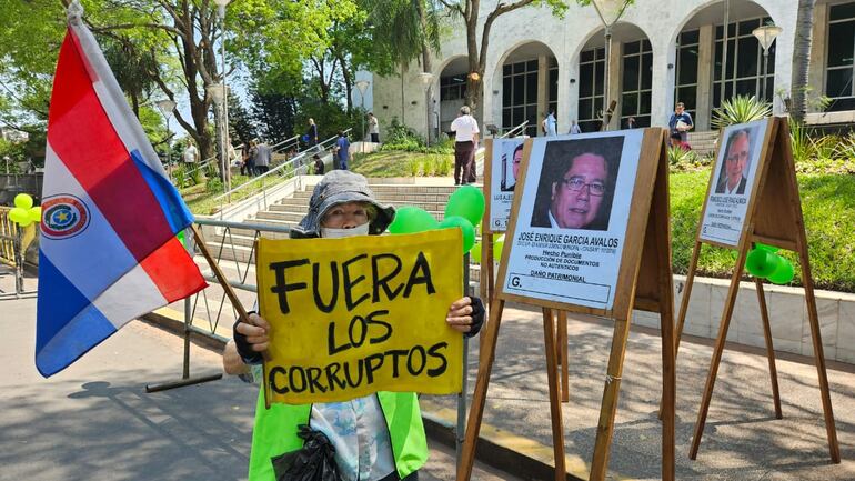 Flores de corruptos adornaron hoy el frente del Palacio de Justicia, en Asunción.