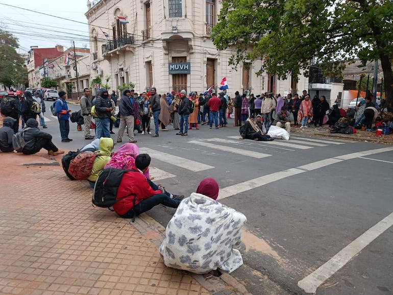 Una importante cantidad de miembros de la comunidad indígena Santa Isabel, distrito de Yrybucua, departamento de San Pedro, llegaron hasta el MUVH a reclamar viviendas.