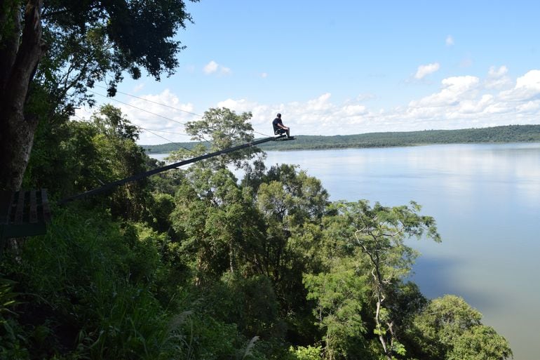 En el distrito de Nueva Alborada existen varias parques que ofrecen turismo de naturaleza y aventura, a orillas del caudaloso río Paraná.