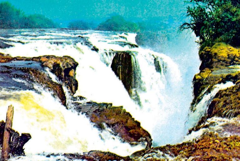 Las portentosas cataratas de Saltos del Guairá o Sete Quedas que compartían los distritos del Saltos del Guairá y Guaíra (Brasil).