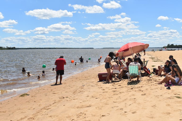 Navidad: el fresco no evita la presencia de turistas en playas de Ayolas