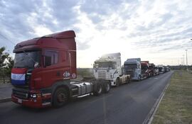 Camioneros protestan en Asunción y estacionan en la avenida Costanera, ocasionando caos vehicular.