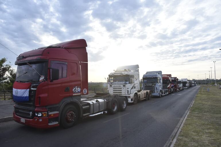 Camioneros protestan en Asunción y estacionan en la avenida Costanera, ocasionando caos vehicular.