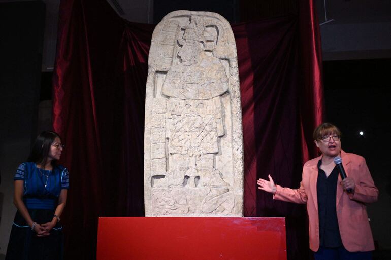 La arqueóloga Vilma Fialko habla durante la inauguración de la pieza, conocida en lengua maya como Wak Chanil Ajau, en el Museo Nacional de Arqueología y Etnología en la Ciudad de Guatemala.