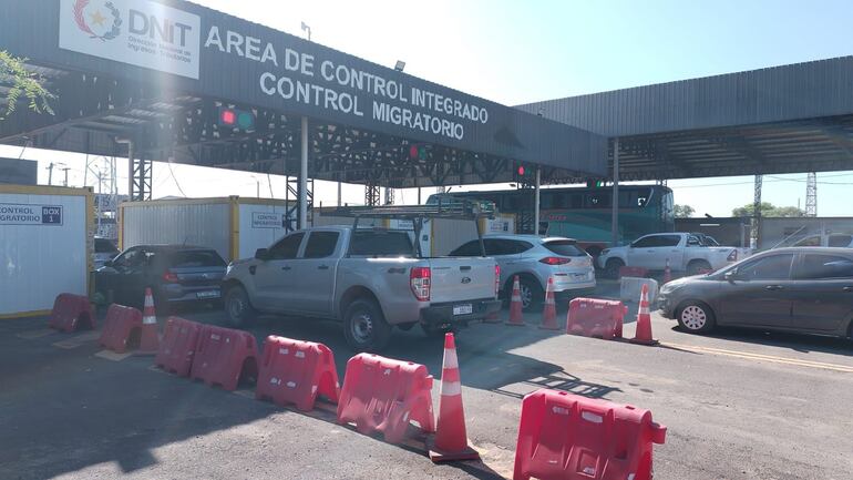 Argentinos ingresan a Paraguay por vía terrestre. (gentileza).