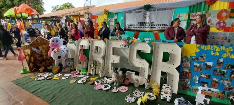 El Centro Regional de Educación Saturio Ríos, estuvo presente durante la muestra de experiencias.