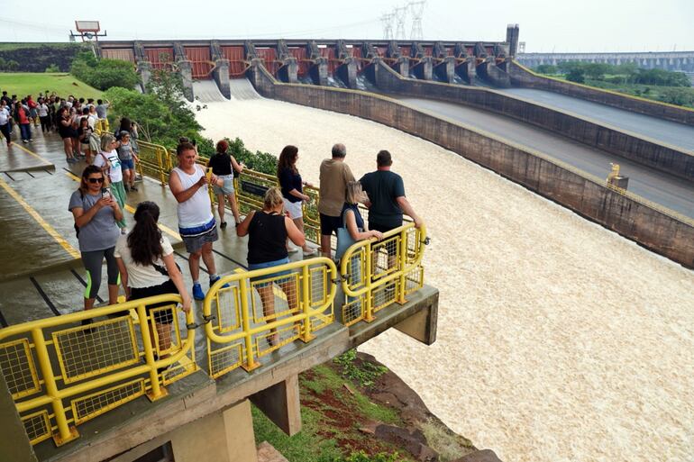 Recientemente, por cuarta vez en lo que va del año, se abrieron las compuertas del vertedero de Itaipú.