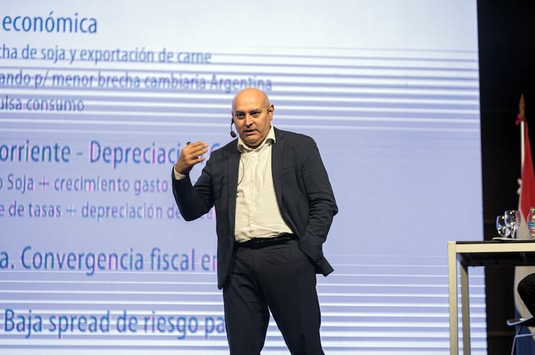 César Barreto, economista y exministro de Hacienda, destacó que se proyecta un dólar más fortalecido para el 2025, lo que superaría nuevamente los G. 8.000.