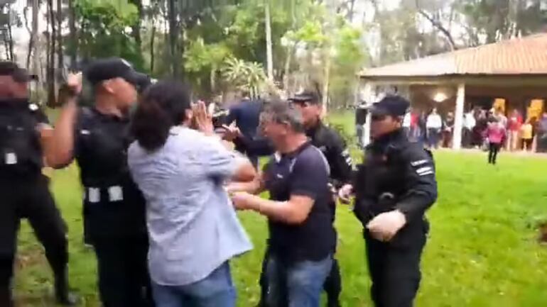 El dirigente cartista Arturo Páez rodeado por guardias municipales durante el incidente en la Junta Municipal de Ciudad del Este.