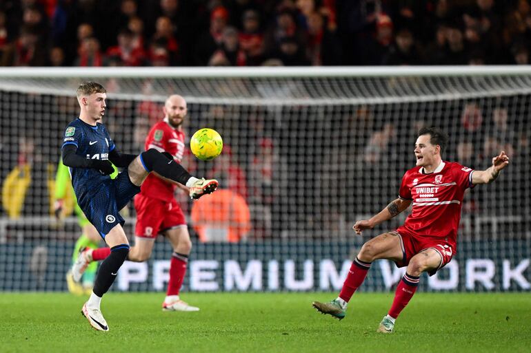 Cole Palmer, del Chelsea, controla el balón ante la presencia de Paddy McNair, jugador del Middlesbrough, durante el partido que disputaron.