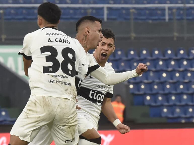 Derlis González celebra junto a Alan Cano y Carlos Arrúa su tanto, el primero de Olimpia ante Guaraní.