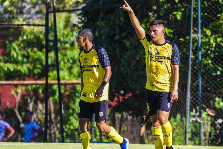 Lucas González (27 años) levanta el brazo tras registrar el gol con el cual el Recoleta FC derrotó esta mañana a Atlético Tembetary en Villa Elisa, en uno de los tres partidos de preparación.